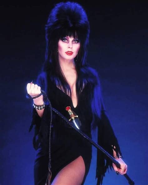 Elvira, Mistress Of The Dark: 30 Stunning Photos of Cassandra。